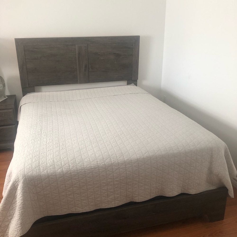 HOTEL BALFOUR Cotton Queen Quilt 
94x80